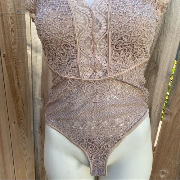 Haute Monde beige lace bodysuit size medium - Picture 7 of 13